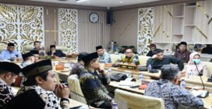 Pimpinan dan Anggota Komisi V DPRD Provinsi Jawa Barat di damping pihak Bappeda Jabar, BPKAD Jabar, Kemenag Kanwil Jabar dan Biro Kesra Setda Jabar menerima Audiensi dari Pengurus Forum Silaturahmi Kepala Sekolah Madrasah Aliyah Swasta (FOSIKMAS) Jawa Barat. Kedatangan Fosikmas Jabar ke DPRD Jabar terkait dengan Informasi Bantuan Pendidikan Menengah Universal (BPMU) Madrasyah Aliyah dari APBD Jabar. Mereka diterima di ruang r apat kerja Komisi V DPRD Jabar , Kamis, (6/10/2022). Ketua Fosikmas Jabar Iyan Mahfud yang juga Kepala Sekolah Madrasyah Aliyah Sunanul Huda Kabupaten Sukabumi ini saat audensi menyampaikan bahwa, pada bulan April 2022 lalu dikabarkan bahwa dana BPMU MA akan segera cair. Namun, setelah ditunggu sekian lama hingga hari ini ternyata tidak cair juga. “ Terus terang kita sempat kaget ada isu bahwa dana BPMU MA di Jabar tidak akan cair. Isu ini tentunya membuat kegaduahan bagi kita. Untuk itu, kedatangan kita (Fosikmas Jabar) ke DPRDJabar untuk mengetahui permasahan sebenarnya, sekaligus meluruskan atas berita miring yang beredar”, ujar Iyan Mahfud. Lebih lanjut dikatakannya Sekolah MA Swasta di Jabar juga memiliki hak untuk mendapatkan dana BPMU dari APBD Jabar . Untuk itu, kami berharap dana BPMU MA Swasta dapat segera direalisasikan dalam Anggaran Perubahan APBD Jabar 2022 dan dapat cair segera dalam waktu depat ini, harapnya. Menanggapi aspirasi Fosikmas Jabar, Wakil Ketua Komisi V DPRD Jabar, H. Abdul Hadi Wijaya menyampaikan bahwa Komisi V mendorong dan memastikan bahwa Dana BPMU bagi siswa MA di Jabar akan dapat cair dalam waktu dekat ini, masih tahun 2022 ini. “ Ya kita dorong pencairannya secepatnya, ujar Gus Ahad sapaan akrab Abdul HAdi widjaya saat menanggapi aspirasi dari Fosikmas Jabar.