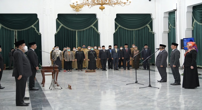 Gubernur Jawa Barat Ridwan Kamil memberikan tugas khusus kepada tiga Pejabat Tinggi Pratama di lingkup Pemda Provinsi Jabar yang baru saja dilantik. Pejabat tersebut adalah Dodit Ardian Pancapana yang kini menjabat Kepala Dinas Kehutanan Jabar, Indra Maha sebagai Kepala Dinas Perumahan dan Permukiman Jabar, dan Yuke Mauliani Septina sebagai Kepala Biro Perekonomian. Pelantikan dan pengambilan sumpah janji PNS untuk tiga jabatan Pimpinan Tinggi Pratama tersebut digelar di Gedung Sate, Kota Bandung, Senin (24/10/2022).