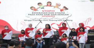 Kementerian Pemberdayaan Perempuan dan Perlindungan Anak (PPPA) memberikan apresiasi kepada Pemda Provinsi Jabar yang menyelenggarakan kampanye Stop Kekerasan dan Stigma kepada Anak dari dan dengan HIV/AIDS di Gedung Sate, Kota Bandung, Minggu (9/10/2022). Turut hadir dalam acara tersebut Bunda Forum Anak Jabar Atalia Praratya Ridwan Kamil. Menteri Pemberdayaan Perempuan dan Perlindungan Anak Bintang Puspayoga mengatakan, dalam kondisi apapun, anak-anak Indonesia, khususnya di Jawa Barat, harus tumbuh dan berkembang dengan baik. “Mereka harus mendapatkan pendidikan yang setinggi-tingginya,” kata Bintang Puspayoga dalam acara Road To West Java Festival 2023 di Gedung Sate, Kota Bandung, Minggu (9/10/2022). Menurut Bintang Puspayoga, anak-anak harus terbebas, terlindungi dari kekerasan, dari eksploitasi ataupun kekerasan lainnya. “Demikian juga semua anak yang ada, mereka untuk ikut berpartisipasi aktif, bersuara, dan tentunya didengarkan oleh orang tuanya,” ucapnya.