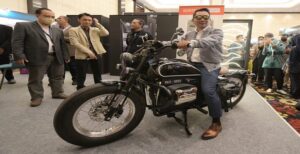 Prototipe motor listrik rancangan Gubernur Jawa Barat Ridwan Kamil ditampilkan di arena pameran West Java Investment Summit 2022 di Trans Hotel, Kota Bandung, Rabu (5/10/2022). Motor jenis bobber sengaja dirancang oleh Kang Emil -- sapaan akrab Ridwan Kamil -- untuk sebuah merek motor listrik. "Motor ini dinamakan RKG 5000, kependekan dari Ridwan Kamil Gesit 5000," kata Atep Supriadi, teknisi dan pelaksana rancang bangun motor bobber RKG 5000, di arena pameran WJIS 2022.