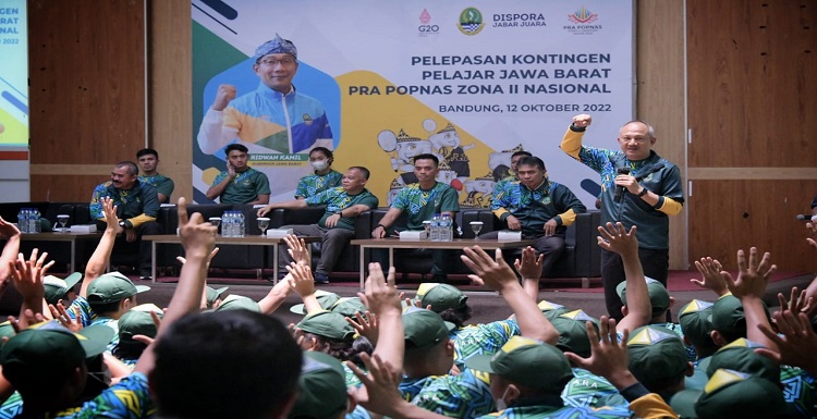 Sekretaris Daerah Provinsi Jawa Barat Setiawan Wangsaatmaja melepas kontingen Jabar Pra Pekan Olahraga Pelajar Nasional (POPNAS) Zona II Nasional di Kantor Dinas Pemuda dan Olahraga Provinsi Jabar, Kota Bandung, Rabu (12/10/2022). Setiawan menuturkan, Pra POPNAS Zona II Nasional dapat menjadi jembatan bagi kontingen Jabar untuk mengasah kapasitas dan kapabilitas. Menurutnya, konsistensi dan disiplin adalah modal bagi kontingen untuk menjadi atlet profesional dan bertanding di ajang yang lebih tinggi. “Kalian sudah di titik ini. Jangan nanggung. Bahwa saya sudah saja, Pak, sampai POPNAS seperti itu. Jangan sampai situ. Kalian harus yakin suatu saat akan menjadi pemain nasional, tanamkan itu,” ucap Setiawan. “Jadi kemauan kalian yang ditanamkan dalam otak kalian yang namanya mindset. Bahwa itu yang mendorong kalian akan menjadi pemain yang diinginkan,” imbuhnya.