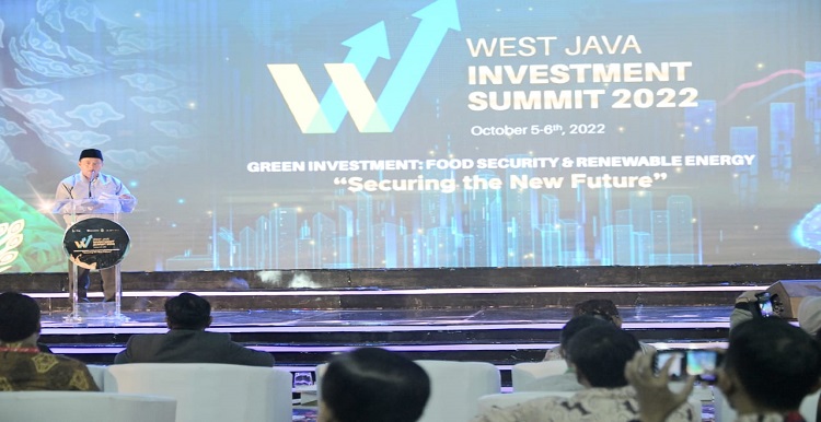 Wakil Gubernur Jawa Barat Uu Ruzhanul Ulum menjamin bagi calon investor dapat berinvestasi di Jabar dengan mudah dan aman. Ia mengatakan, jaminan tersebut merupakan bentuk dukungan dan dorogan Pemda Provinsi Jabar kepada investor baik dari dalam negeri, maupun asing. Hal tersebut disampaikannya pada acara di hari kedua West Java Investment Summit (WJIS) 2022 di Trans Convention Center, Kota Bandung, Kamis (6/10/2022). “Pemda Provinsi Jabar mendorong, mendukung, dan juga akan mempermudah investor yang akan berinvestasi di Jabar,” tegas Pak Uu, sapaan akrab Uu Ruzhanul Ulum.