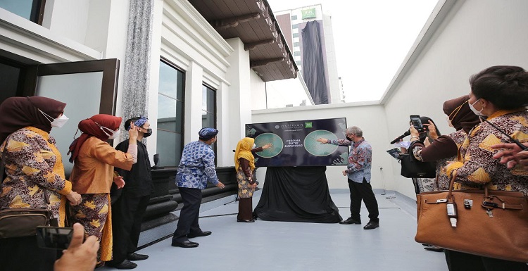 Kain batik berukuran 450 meter dipamerkan di Kota Bandung, tepatnya di Hotel Pullman dan Ibis Styles Bandung Grand Central, Jalan Diponegoro No. 27 Kota Bandung. Dua batik dengan panjang 40 meter dan lebar 6 meter yang dibentangkan di Kota Bandung ini merupakan simbol peringatan Hari Batik Nasional dengan mengangkat tema Pesona Batik Bandung. Kain batik ini merupakan kolaborasi Pemkot Bandung melalui Dekranasda Kota Bandung dengan Batik Komar, dan Hotel Pullman dan Ibis Styles Bandung Grand Central. Motif atau corak yang disajikan adalah flora dan fauna, yakni burung cangkurileung dan bunga patrakomala sebagai ikon Kota Bandung. Ketua TP PKK Kota Bandung Yunimar Mulyana menyebut, pembentangan Pesona Batik Bandung ini merupakan momentum penting untuk menjadikan batik sebagai pakaian sehari-hari dan menjadi bagian dari gaya hidup masyarakat Kota Bandung.