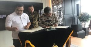 Dewan Pers dan Polri menandatangani Perjanjian Kerja Sama (PKS) tentang perlindungan kemerdekaan pers dan penegakan hukum terkait penyalahgunaan profesi wartawan. PKS pertama ini sebagai turunan dari nota kesepahaman (MoU) Dewan Pers - Polri untuk meminimalisir kriminalisasi karya jurnalistik. Sebagaimana tertuang dalam surat Nomor: 03/DP/MoU/III/2022 dan Nomor: NK/4/III/2022. PKS ini ditandatangani oleh Ketua Komisi Hukum dan Perundang-undangan Dewan Pers, Arif Zulkifli dengan Kepala Badan Reserse dan Kriminal Mabes Polri atau Kabareskrim Komjen Agus Andrianto di Mabes Polri, Jalan Trunojoyo, Kebayoran Baru, Jakarta Selatan, Kamis 10 November 2022.