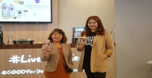 PT Sewu Segar Primatama melalui merek dagang Re.juve sebagai pemimpin dan pelopor True Cold-Pressed Juice ultra-premium di Indonesia, hari ini meluncurkan inovasi produk melalui varian smoothies terbaru, yaitu Chocolate Mighty serta enhanced recipe untuk dua varian smoothies Chocolate High Smoothies dan Chocolate High Almond Smoothies. Varian Chocolate High Smoothies dan Chocolate High Almond Smoothies merupakan dua varian smoothies favorit para Re.juve lovers selama ini. Sesuai dengan misi Re.juve yang selalu ingin menghadirkan produk makanan dan minuman yang enak, sehat dan jujur (#GoodForYou), Re.juve kali ini berinovasi dengan meningkatkan cita rasa dan memperkaya nutrisi yang terkandung dalam kedua varian tersebut dari resep sebelumnya. “Selain meningkatkan cita rasa sehingga lebih lezat dan lebih tinggi nutrisi pada varian Chocolate High Smoothies dan Chocolate High Almond Smoothies, Re.juve juga berinovasi dalam meluncurkan varian terbaru, yaitu Chocolate Mighty yang freshly made by order. Teksturnya mungkin seperti ice cream, namun Chocolate Mighty Re.juve merupakan alternatif dessert yang lebih sehat dan lezat, dan poin plus-nya, ini cukup mengenyangkan. Oleh karena itu, seperti varian smoothies lainnya, Chocolate Mighty ini pun juga cocok dijadikan sebagai meal replacement: sarapan, makan siang, maupun makan malam,” ujar Sari Siswarni, Associate Director of Sales and Marketing Re.juve dalam sesi talkshow “Experience The True Smoothies: Better Taste, Better Nutrition”.