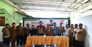 Wakil Ketua DPRD Provinsi Jawa Barat Daerah Pemilihan VI (Kabupaten Bogor) Achmad Ru’yat menggelar kegiatan Reses I tahun sidang 2022-2023 di Desa Kalong 2, Kecamatan Leuwisadeng, Kabupaten Bogor, Senin (7/11/2022). Dalam kesempatan tersebut, Achmad Ru'yat mengungkapkan bahwa Kabupaten Bogor Barat sangat membutuhkan pemekaran dan sedang progres di Pemerintah Pusat. Melihat dari perjalanannya, Achmad Ru'yat menyebut tahap pemekaran Bogor Barat telah selesai dan disetujui, bahkan Wakil Ketua DPRD tersebut langsung menandatangani persetujuan tersebut.