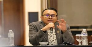 Legislatif Jabar memberikan atensi maksimal untuk penguatan perlindungan tenaga kerja secara luas, baik di sektor formal maupun informal informal.terkait hal tersebut para wakil rakyat di DPRD provinsi Jawa Barat yang tergabung dalam Pansus Ranperda tentang Penyelenggaraan Program Jaminan Sosial Ketenagakerjaan saat ini tengah mengumpulkan berbagi informasi dan masukan dari berbagai elemen. Pimpinan dan Anggota Pansus III DPRD Provinsi Jawa Barat saat ini tengah membahas Pasal - Pasal pada Rancangan Peraturan Daerah Tentang Penyelenggaraan Perlindungan Tenaga Kerja di Daerah Provinsi Jawa Barat Melalui Jaminan Sosial Ketenagakerjaan. Ketua Pansus III DPRD Jawa Barat Ahmad Hidayat mengatakan pembahasan pasal - pasal pada Rancangan Peraturan Daerah Tentang Penyelenggaraan Perlindungan Tenaga Kerja di Daerah Provinsi Jawa Barat Melalui Jaminan Sosial Ketenagakerjaan sudah memasuki tahap akhir,ungkapnya di Hotel Mason Pine, Kabupaten Bandung Barat, Selasa (29/11/2022).