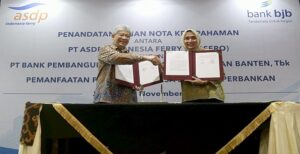 Jelang tutup tahun 2022, bank bjb semakin gencar melakukan kolaborasi untuk mendorong pertumbuhan bisnis. Paling anyar, bank bjb melakukan Penandatanganan Nota Kesepahaman (MoU) dengan PT ASDP Indonesia Ferry (Persero) tentang Pemanfaatan Produk dan Jasa Layanan Perbankan. Kerjasama tersebut ditandatangani oleh Direktur Utama bank bjb Yuddy Renaldi dan Direktur Utama PT ASDP Indonesia Ferry (Persero) Ira Puspadewi, di Jakarta, Rabu (2/11). Turut hadir Direktur Komersial dan Pelayanan PT ASDP Indonesia Ferry (Persero) M. Yusuf Hadi dan Direktur Keuangan, Teknologi Informasi dan Manajemen Risiko PT ASDP Indonesia Ferry (Persero) Djunia Satriawan. Yuddy menyampaikan, Nota Kesepahaman (MoU) yang ditandatangani, merupakan bukti nyata kolaborasi kedua perusahaan untuk bersama-sama meningkatkan hubungan baik, sekaligus juga menjadi jalan memperluas kerjasama (Product Holding) antara bank bjb dengan PT ASDP Indonesia Ferry (Persero).