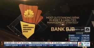 bank bjb kembali meraih prestasi di penghujung 2022 . Kali ini, bank bjb dinobatkan sebagai The Most Outstanding Bank in Asset & Liabilities Management Strategy di ajang CNBC Indonesia Awards 2022. Predikat tersebut diraih bank bjb karena telah berhasil menjadi Bank Pembangunan Daerah (BPD) dengan pengelolaan aset dan liabilitas terbaik berdasarkan sejumlah kriteria. Adapun penghargaan diberikan pada acara Road to CNBC Indonesia Awards 2022. Acara The Best Regional Banks yang bertajuk “Ekonomi RI Melejit, BPD Siap Pacu Bisnis!" tersebut diselenggarakan secara virtual pada Rabu 9 November 2022 via Zoom, disiarkan dari Studio CNBC Indonesia TV, Jakarta Selatan. Penghargaan diterima oleh Deputy Corporate Secretary bank bjb Devi Fajar Nugraha.