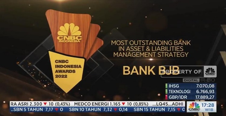 bank bjb kembali meraih prestasi di penghujung 2022 . Kali ini, bank bjb dinobatkan sebagai The Most Outstanding Bank in Asset & Liabilities Management Strategy di ajang CNBC Indonesia Awards 2022. Predikat tersebut diraih bank bjb karena telah berhasil menjadi Bank Pembangunan Daerah (BPD) dengan pengelolaan aset dan liabilitas terbaik berdasarkan sejumlah kriteria. Adapun penghargaan diberikan pada acara Road to CNBC Indonesia Awards 2022. Acara The Best Regional Banks yang bertajuk “Ekonomi RI Melejit, BPD Siap Pacu Bisnis!" tersebut diselenggarakan secara virtual pada Rabu 9 November 2022 via Zoom, disiarkan dari Studio CNBC Indonesia TV, Jakarta Selatan. Penghargaan diterima oleh Deputy Corporate Secretary bank bjb Devi Fajar Nugraha.