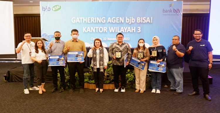 bank bjb memberikan apresiasi penghargaan dan hadiah kepada Agen Laku Pandai bjb BiSA di wilayah Kanwil III karena telah membantu menyediakan layanan perbankan dan layanan keuangan lainnya bagi masyarakat. Pemberian plakat penghargaan dan hadiah berlangsung dalam acara Gathering Agen Laku Pandai bjb BiSA Kanwil III di Aston Hotel & Covention Center Cirebon, pada Selasa 22 November 2022. Acara ini dihadiri oleh 80 Agen terbaik dari total 2.700 Agen di Kantor Wilayah III yang tersebar di 13 Cabang yakni Cirebon, Majalengka, Sumber, Indramayu, Patrol, Kuningan, Ciamis, Tasikmalaya, Sumedang, Garut, Banjar, Pangandaran, dan Singaparna.