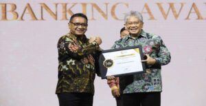 bank bjb kembali meraih prestasi gemilang. Kali ini, bank bjb dinobatkan sebagai salah satu pemenang LPS Banking Award 2022 dari Lembaga Penjamin Simpanan (LPS) kategori Bank Teraktif Dalam Kegiatan Corporate Social Responsibility (CSR) Kelompok BPD dan Kategori Bank Teraktif Dalam Meningkatkan Literasi Keuangan Masyarakat Kelompok BPD. Penghargaan ini merupakan rangkaian gelaran HUT LPS yang ke-17 yang jatuh pada tanggal 22 September lalu. Adapun penghargaan diberikan pada Selasa (29/11) di Jakarta dan diberikan secara langsung kepada Yuddy Renaldi, selaku Direktur Utama bank bjb dan Devi Fajar Nugraha Deputy Corporate Secretary bank bjb. bank bjb mendapat apresiasi dari LPS karena dinilai telah mendukung dan berperan aktif dalam memajukan industri keuangan dalam mendorong perekonomian nasional. Juga, berkat aktifnya bank bjb dalam upaya memberikan inklusifitas dan literasi keuangan di Indonesia.