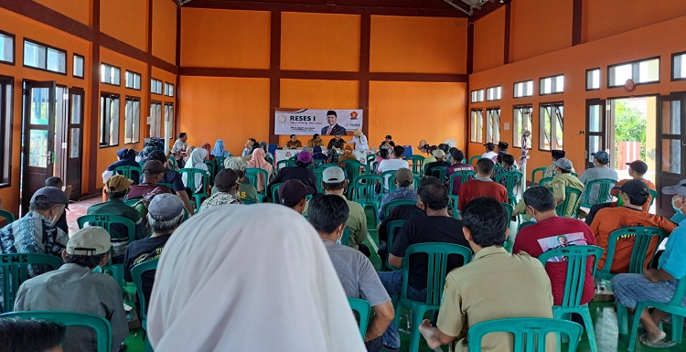 Sungai Ciberes sangat membutuhkan pembuatan senderan sebagai tanggul penahan tanah (TPT). Hal itu disampaikan masyarakat Desa Gunungsari kepada anggota DPRD Provinsi Jawa Barat Daddy Rohanady ketika melakukan reses di desa tersebut. Daddy menyatakan bahwa, "Ciberes sudah 38 kali kebanjiran. Seluruh masyarakat dan pemerintah Desa Gunungsari mengajukan pembuatan TPT Sungai Ciberes. Mereka sangat mendesak agar segera dilakukan perbaikan karena menyangkut lingkungan hidup mereka, khususnya yang berkaitan dengan penanganan Sungai Ciberes."