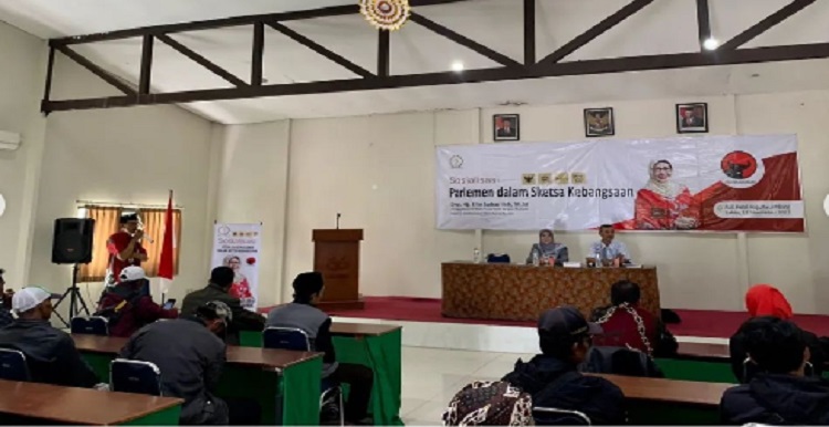 Anggota DPRD Provinsi Jawa Barat Daerah Pemilihan (Dapil III) Kabupaten Bandung Barat, Dra. Hj. Elin Suharliah, M.Si. Melaksanakan Kegiatan Sosialisasi Empat Pilar Kebangsaan yang diselenggarakan di Aula Hotel Agusta, Desa Lembang, Kecamatan Lembang, Kabupaten Bandung Barat, Sabtu, (12/11/2022). Dalam kesempatan tersebut Anggota Legislatif (Aleg) Dra. Hj. Elin Suharliah, M.Si. menyampaikan betapa pentingnya kita mensosialisasikan kegiatan 4 Pilar di era yang serba digital ini, kita ingin mereview kembali perjalanan dan sejarah bangsa supaya generasi muda penerus bangsa ini memiliki karakter yang siap untuk membangun dan meneruskan perjuangan bangsa ini.