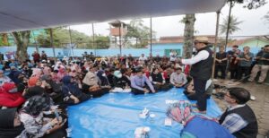 Gubernur Jawa Barat Ridwan Kamil mendatangi posko bencana gempa bumi di SMK Negeri 2 Cilaku, Kabupaten Cianjur untuk menyemangati para guru yang terdampak. Di hadapan para guru yang hadir, Ridwan Kamil mengajak untuk merespons musibah bencana gempa bumi ini dengan inisiatif-inisiatif yang tangguh agar menjadi contoh. "Saya titip di momen Hari Guru, mari merefleksikan diri jadilah guru yang inisiatif dalam merespons musibah ini. Saya berharap guru jadilah teladan yang tangguh, picontoeun , menyemangati warga," kata Ridwan Kamil di SMKN 2 Cilaku, Kabupaten Cianjur, Jumat (25/11/2022).