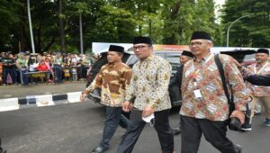 Gubernur Jawa Barat Ridwan Kamil menghadiri pembukaan Muktamar Muhammadiyah dan Aisyiyah ke-48 di Stadion Manahan Solo, Sabtu (19/11/2022). Permusyawaratan tertinggi di Muhammadiyah ini dibuka langsung oleh Presiden RI Joko Widodo. Dihadiri puluhan ribu muktamirin se-Indonesia, Ridwan Kamil tampak mengikuti rangkaian pembukaan muktamar di area tamu VIP bersama sejumlah Menteri Kabinet Kerja dan mantan Wakil Presiden RI Jusuf Kalla. Adapun pembukaan diawali dengan orkestra lagu-lagu nusantara, musik etnik, dan pertunjukan bela diri 1.200 anggota Tapak Suci Putra Muhammadiyah.