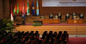Gubernur Jawa Barat Ridwan Kamil berpesan kepada ratusan lulusan Universitas Padjadjaran agar memilih lapangan pekerjaan yang bisa bertahan lama dan tidak tergerus perubahan zaman. Menurutnya, lapangan pekerjaan yang bisa dipilih baik sebagai pengusaha maupun pekerja adalah yang sifatnya dinamis, punya karakteristik memecahkan masalah (problem solving), serta bukan lapangan pekerjaan yang bersifat rutinitas yang input dan outputnya sama. Lapangan pekerjaan jenis ini memerlukan kepemimpinan diri yang baik. Menurut Ridwan Kamil, pekerjaan tertinggi yang tidak akan punah menurut riset adalah kepemimpianan.