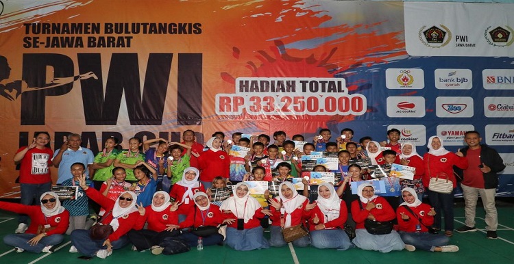 Para juara Turnamen Bulutangkis “PWI Cup” 2022 diharapkan mendapatkan pelajaran berharga selama mengikuti pertandingan. Prestasi di turnamen ini, harus menjadi pelecut untuk meningkatkan skill dan pengalaman untuk meraih hasil yang lebih baik lagi di masa yang akan datang. “Selamat kepada para juara dan jangan berkecil hati bagi yang belum meraih prestasi. Kalian semua adalah juara,” ujar Ketua Ikatan Wartawan Indonesia (IKWI) Jawa Barat, Jiean Ajiyanpi Novalia dalam acara penutupan Turnamen Bulutangkis PWI Cup 2022, Rabu 9 November 2022.