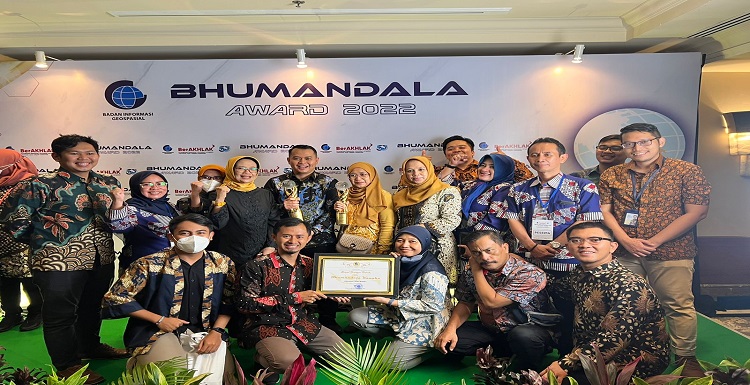 Pemerintah Daerah Provinsi Jawa Barat meraih dua penghargaan dari Pemerintah Pusat dalam ajang Bhumandala Award 2022. Penghargaan yang diraih, yakni Bhumandala Kanaka dan Bhumandala Nama Rupabumi untuk Kategori Provinsi. Bhumandala Award adalah penghargaan simpul jaringan informasi geospasial, pemetaan kebumian yang dijadikan acuan untuk melaksanakan berbagai program pembangunan. Kepala Dinas Komunikasi dan Informatika Jabar Ika Mardiah menjelaskan pentingnya data geospasial untuk perencanaan dan pengambilan keputusan berbasis kewilayahan.