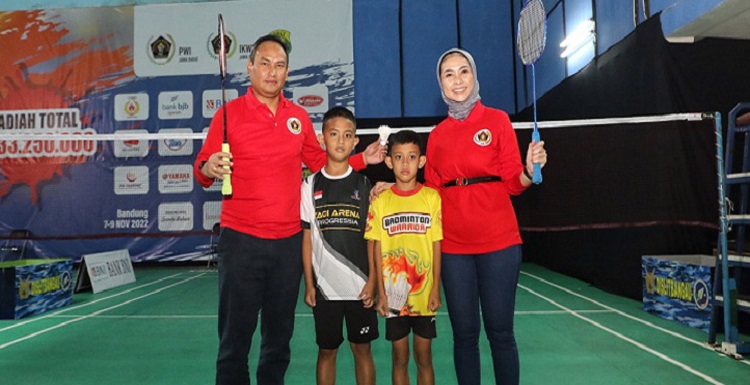 Persatuan Wartawan Indonesia (PWI) dan Ikatan Keluarga Wartawan Indonesia (IKWI) Jawa Barat menggelar Turnamen Bulutangkis se-Jawa Barat “PWI Cup” 2022 yang digelar di GOR Bulutangkis PWI Jawa Barat, 7-9 November 2022. Sebanyak 150 orang atlet usia dini dan pemula ikuit ambil bagian dalam turnamen ini yang memperebutkan total hadiah sebesar Rp 33 juta. Ketua PWI Jawa Barat, H. Hilman Hidayat menyatakan, pihaknya sangat konsen untuk ikut dalam mendukung pembinaan atlet yunior di Jawa Barat. Selama ini, PWI Jawa Barat telah sering menyelenggarakan Lomba renang dan turnamen bulutangkis. “Kita sudah biasa menyelenggarakan lomba renang dan turnamen bulutangkis. Khusus untuk bulutangkis ini, kita memiliki infrastruktur yang memadai untuk digunakan venue turnamen bulutangkis,” ujarnya usai membuka acara, Senin, 7 November 2022.