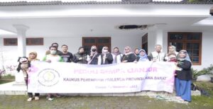 Kaukus Perempuan Parlemen (KPP) Provinsi Jawa Barat meninjau, dan memberikan bantuan kepada korban terdampak bencana gempa bumi Kabupaten Cianjur, Kamis (24/11/2022). Ketua Kaukus Perempuan Parlemen (KPP) Provinsi Jawa Barat Ineu Purwadewi Sundari menjelaskan, bahwa bantuan berupan bahan kebutuhan pokok tersebut diberikan langsung kepada Pemerintah Kabupaten Cianjur dan kepada masayarakat terdampak gempa yang berada di sejumlah wilayah. Ineu yang juga menjabat sebagai Wakil Ketua DPRD Provinsi Jawa Barat menambahkan, dalam kesempatan yang sama pihaknya meninjau langsung kondisi sejumlah wilayah terdampak bencana gempa bumi, yaitu di Kecamatan Warungkondang dan Kecamatan Cugenang.