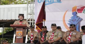 Ketua Kwartir Daerah Gerakan Pramuka Jawa Barat Atalia Praratya Ridwan Kamil membuka Perkemahan Wirakarya Daerah (PWD) Kwarda Gerakan Pramuka Jabar 2022, di Bumi Perkemahan Bukit Sampalan, Desa Girimakmur, Kecamatan Malangbong, Kabupaten Garut, Sabtu (19/11/2022). Kak Atalia-- sapaan Atalia di Gerakan Pramuka -- menyatakan bahwa gerakan pramuka harus menjadi solusi yang hadir di tengah masyarakat menyentuh kebutuhkan masyarakat. Maka dari itu menurut dia, pada kegiatan PWD Kwarda Gerakan Pramuka Jabar 2022 kali ini, telah disusun program dengan sejumlah aksi nyata bagi masyarakat. Sehingga berkat kolaborasi pentaheliks pula, terdapat kegiatan Bakti Fisik dan Bakti Nonfisik bagi masyarakat sekitar.