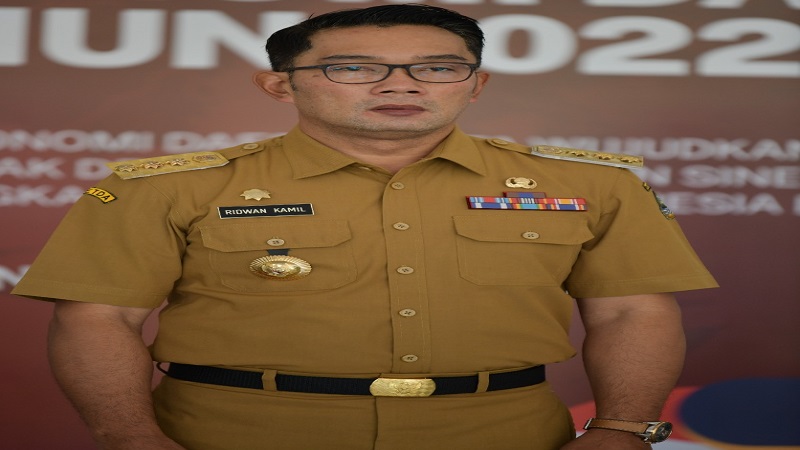 Gubernur Jawa Barat Ridwan Kamil sangat menyesalkan pencabutan label identitas pemberi bantuan tenda yang dilakukan oleh warga setempat di tenda pengungsian di Kabupaten Cianjur. "Walaupun kita tidak bersaudara dalam keimanan, kita tetaplah bersaudara dalam kebangsaan dan kemanusiaan," tulis Kang Emil --sapaan Ridwan Kamil-- di akun instagram pribadinya, Minggu (27/11/2022). Kang Emil menuturkan, pemasangan label identitas pemberi bantuan merupakan hal yang wajar. Itu karena pemasangan label identitas pemberi bantuan bisa saja sebagai bagian dari pelaporan maupun pertanggungjawaban kepada para donatur yang menitipkan bantuannya.