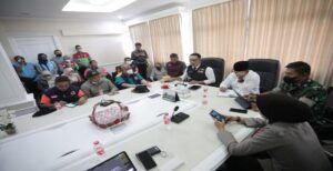 Gubernur Jawa Barat Ridwan Kamil akan meluncurkan platform digital Pisodapur atau Pusat Informasi dan Koordinasi Gempa Cianjur guna memenuhi berbagai kebutuhan logistik warga secara masif dan terukur. Menurut Ridwan Kamil, dengan Pisodapur sistem menjadi terpusat dan diharapkan mampu menyuplai kebutuhan warga Cianjur korban gempa bumi dengan cepat dan tepat sasaran. "Kita sedang siapkan pusat data, namanya Pisodapur (Pusat Informasi dan Koordinasi Gempa Cianjur). Nah, nanti data, foto bantuannya seperti apa termasuk kebutuhan logistik, kelebihan dan kekurangan apa saja nanti muncul di situ," kata Ridwan Kamil saat konferensi pers di Pendopo Kabupaten Cianjur, Jumat (25/11/2022).