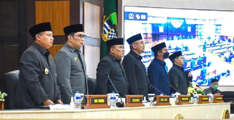 Rapat paripurna DPRD Provinsi Jawa Barat dengan agenda persetujuan bersama Rancangan Peraturan Daerah tentang APBD 2023 menjadi peraturan daerah APBD Jawa Barat tahun 2023. Rapat yamg dipimpin Ketua DPRD Brigjen TNI Pur. Taufik Hidayat dihadiri Gubernur dan Wakil Gubernur Jabar serta para undangan berlangsung. Di gedung DPRD Jabar Jl. Diponegoro 27 KOTA Bandung. Persetujuan Raperda APBD menjadi Perda paa bulam Oktober ini dinilai sebagai catatan terbaik eksekutif dan legislatif dalam penyusuan raperda APBD karena biasanya persetujuan bersama selalu ditandangani akhir November. Jabar merupakan provinsi pertama di Indonesia yang melakukannya. Dengan percepatan pesetujuan bersama raperda APBD, kinerja Pemdaprov Jabar dengan seluruh perangkatnya bisa lebih baik. Berbagai program pembangunan dapat dilaksanakan pada awal tahun sehingga penyerapan anggaran tinggi dan ekonomi bergerak lebih cepat .