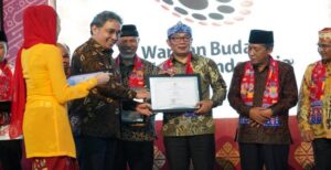 Sebanyak 19 produk budaya asal Jawa Barat ditetapkan menjadi Warisan Budaya Takbenda tahun 2022 oleh Kementerian Pendidikan, Kebudayaan, Riset, dan Teknologi. Sertifikat penetapan 19 Warisan Budaya Takbenda (WBTb) diterima oleh Gubernur Jawa Barat Ridwan Kamil pada Malam Apresiasi Kebudayaan Indonesia 2022 di kantor Kemendikbud Ristek, Jumat (9/12/2022). Penetapan melalui serangkaian penilaian oleh Tim Ahli WBTb dan sidang penetapan sampai dihasilkan rekomendasi kepada Mendikbud Ristek untuk ditetapkan.