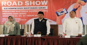 Dinas Komunikasi dan Informatika Jawa Barat dan Persatuan Wartawan Indonesia (PWI) Jabar kembali berkolaborasi melanjutkan rangkaian Road Show Uji Kompetensi Wartawan (UKW). Sebelumnya Diskominfo bekerja sama dengan PWI sukses menggelar UKW di Kota Bandung, November 2022. Pada roadshow kali ini, 100 jurnalis dari kawasan Bogor Raya mengikuti UKW Angkatan 53-54-55 tahun 2022 di Hotel Salak Heritage, Kota Bogor, Selasa (27/12/2022).