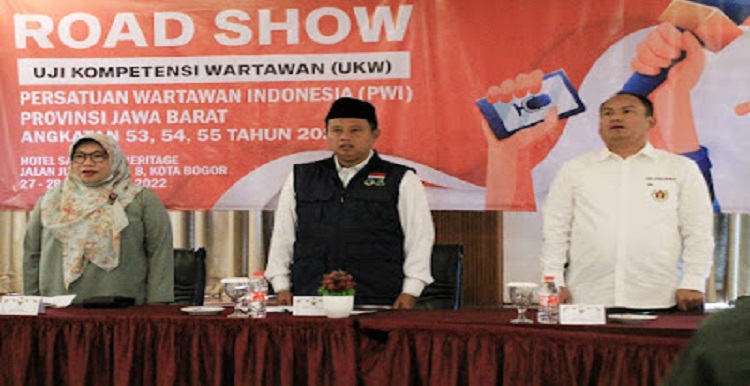 Dinas Komunikasi dan Informatika Jawa Barat dan Persatuan Wartawan Indonesia (PWI) Jabar kembali berkolaborasi melanjutkan rangkaian Road Show Uji Kompetensi Wartawan (UKW). Sebelumnya Diskominfo bekerja sama dengan PWI sukses menggelar UKW di Kota Bandung, November 2022. Pada roadshow kali ini, 100 jurnalis dari kawasan Bogor Raya mengikuti UKW Angkatan 53-54-55 tahun 2022 di Hotel Salak Heritage, Kota Bogor, Selasa (27/12/2022).