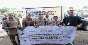 Sekretariat DPRD Provinsi Jawa Barat kembali datang ke lokasi bencana, untuk memberikan bantuan kepada warga terdampak Gempa Cianjur, Kamis (1/12/2022). Rombongan dipimpin Sekretaris DPRD Provinsi Jawa Barat, Ida Wahida Hidayati. Bantuan diterima oleh jajaran UPTD Perikanan. Yang kebetulan ditunjuk menjadi penanggungjawab penerimaan logistik. Selain menyerahkan bantuan, Ida Wahida Hidayati juga menyempatkan diri untuk berkomunikasi langsung dengan para korban terdampak bencana.