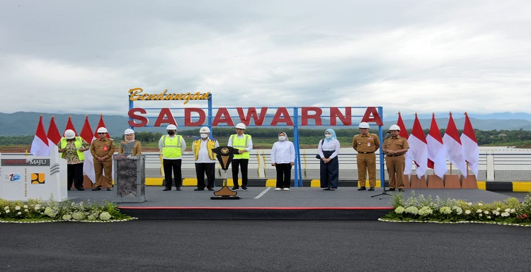 Gubernur Jawa Barat Ridwan Kamil optimistis Bendungan Sadawarna akan meningkatkan produksi beras Indramayu dari 1,3 juta ton menjadi 1,8 juta ton per tahun. Walaupun lokasinya ada di Kabupaten Sumedang, namun Bendungan Sadawarna yang hari ini telah diresmikan Presiden RI Joko Widodo akan banyak mengairi area persawahan di Indramayu. "Produksi beras Indramayu 1,3 juta ton per tahun, dengan hadirnya Bendungan Sadawarna bisa naik menjadi 1,8 juta ton per tahun," ujar Ridwan Kamil di Bendungan Sadawarna, Kabupaten Sumedang, Selasa (27/12/2022).