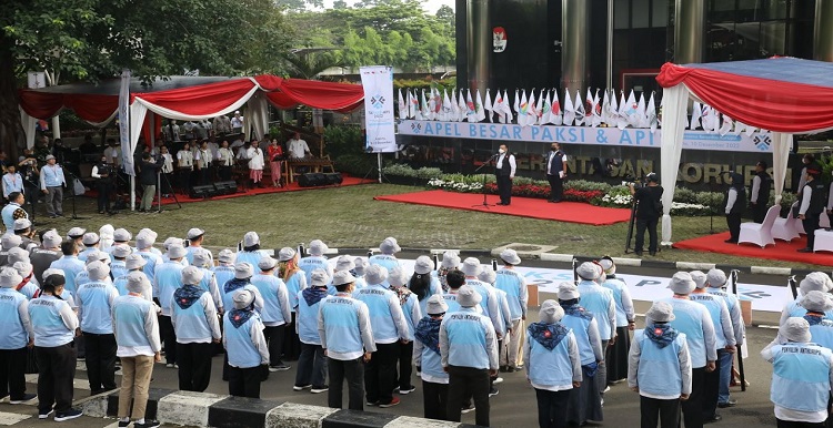 Komisi Pemberantasan Korupsi (KPK) menggelar Apel Besar Temu Aksi Penyuluh Antikorupsi dan Ahli Pembangun Integritas (TAPAKSIAPI) 2022 di Gedung Merah Putih, Jakarta (10/12). Ketua KPK Firli Bahuri bertindak sebagai pembina apel. Sementara bertugas sebagai pemimpin apel, Pegawai KPK sekaligus anggota PAKSI (Penyuluh Antikorupsi) Suci Raharjo. Dalam amanatnya, Ketua KPK Firli Bahuri menyampaikan apresiasi dan penghargaan tinggi kepada seluruh anggota PAKSI dan API (Ahli Pembangun Integritas) yang telah bekerja keras memberikan penyuluhan antikorupsi kepada masyarakat Indonesia. Pertemuan ini merupakan aksi positif yang dikemas di dalam tema ‘Bhinneka Tunggal Aksi’. “Tema ini karena kita menyadari, kita tersebar dari Sabang sampai Merauke, mendiami lebih dari 17.504 pulau, terdiri dari pelbagai suku anak bangsa yang menyatukan kita di dalam bingkai Bhinneka Tunggal Ika,” kata Firli.