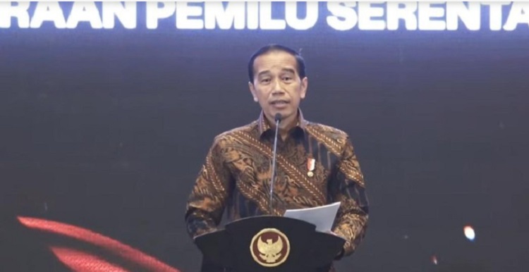 Presiden Joko Widodo (Jokowi) mendukung ide Badan Pengawas Pemilu (Bawaslu) untuk mengawasi media sosial (medsos). Soalnya, medsos sering menjadi tempat menyebarkan hoax hingga kebencian bernuansa suku, agama, ras, dan antargolongan (SARA). "Pak Rahmat Bagja (Ketua Bawaslu) menyampaikan akan ada pengawasan media sosial, ada polisi sibernya di situ, karena memang problemnya sering dimulai dari medsos," kata Jokowi dalam Konsolidasi Nasional Bawaslu di Hotel Bidakara, Pancoran, Jakarta Selatan, Sabtu (17/12/2022). Jokowi menjelaskan, situasi di dunia nyata sering kali tidak sepanas yang tergambar di media sosial. Ternyata memang ada yang mengusahakan dunia nyata menjadi panas dengan cara menyulut api di media sosial.