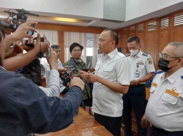 Dinas Perhubungan Provinsi Jabar menyiapkan 283 posko selama libur natal dan tahun baru. Posko Dishub belum termasuk posko yang didirikan kepolisian/TNI dan instansi lain. "Itu tersebar di seluruh wilayah Jabar, terutama di daerah-daerah rawan kemacetan, seperti di daerah wisata," ujar Kadishub Jabar A. Koswara di Bandung