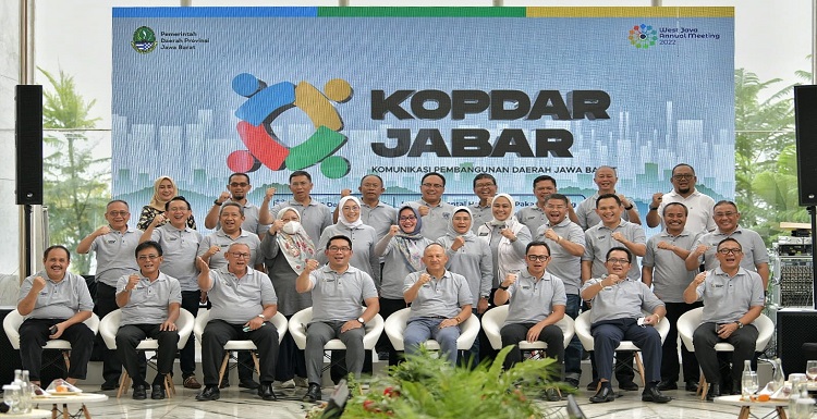 Forum Komunikasi Pembangunan Daerah (Kopdar) Jawa Barat kembali digelar setelah cukup lama terhenti karena pandemi COVID-19. Kopdar yang mempertemukan Gubernur Jabar Ridwan Kamil dengan 27 Bupati/ Wali Kota se-Jabar dalam rangka penguatan sinergi pembangunan kali ini digelar di Hotel Intercontinental Kabupaten Bandung, Senin (19/12/2022). "Inilah pentingnya silaturahmi, kita saling curhat, saling memahami, nanti Pemprov Jabar dan daerah makin sinkron dan yang diuntungkan adalah rakyat," ujar Ridwan Kamil.