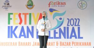 Pemda Provinsi Jawa Barat menggelar Festival Ikan Milenial 2022 di Plaza Gedung Sate, Kota Bandung, Jumat (2/12/2022). Festival Ikan Milenial digelar untuk membangun kegemaran kalangan milenial dan generasi di bawahnya agar mengonsumsi ikan yang baik untuk kesehatan dan pertumbuhan otak anak. Festival Ikan Milenial menghadrikan produk teknologi, kelautan dan perikanan Jabar. Ada 30 stan UMKM dengan 100 varian produk olahan hasil perikanan. Ada juga pameran produk petani ikan hias, petani milenial olahan ikan, petani milenial budi daya ikan serta demo masak olahan ikan. Menurut Ketua Forum Peningkatan Konsumsi Ikan (Forikan) Jawa Barat Atalia Praratya Ridwan Kamil, konsumsi ikan per kapita warga Jabar harus ditingkatkan.