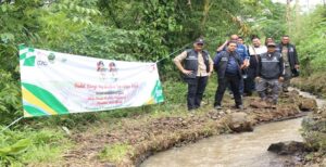 Posko Bencana Pemdaprov Jabar menggelar kegiatan untuk membantu perekonomian korban bencana gempa bumi di Kabupaten Cianjur, termasuk di Kecamatan Warung Kondang. Beberapa kegiatan yang dilakukan Posko Bencana Pemdaprov Jabar berupa pelatihan keahlian dan kemandirian warga, perbaikan infrastruktur, penyerapan tenaga kerja, layanan gratis bengkel automatif, hingga bantuan langsung secara material. "Melalui kolaborasi dengan beberapa pihak, kita gelar beberapa kegiatan di antaranya servis ganti oli gratis untuk motor, pembukaan padat karya, dan penyerahan bantuan," ujar Kadisnaker Jabar Rachmat Taufik Garsadi di Cianjur, Senin (19/12/2022).