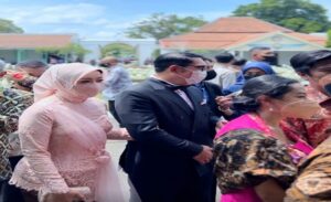 Gubernur Jawa Barat Ridwan Kamil dan istrinya, Atalia Praratya Ridwan Kamil, menghadiri acara resepsi pernikahan putra Presiden Republik Indonesia Joko Widodo, Kaesang Pangarep, dan Erina Gudono di Kota Solo, Ahad (11/12/2022). Dalam video yang diunggah di akun instagram pribadinya, Kang Emil --sapaan Ridwan Kamil-- memakai jas berwarna hitam dengan dasi kupu-kupu. Sedangkan Atalia mengenakan kebaya berwarna merah muda. "Pagi ini terbang bersama Ibu Cinta @ataliapr ke Solo untuk memenuhi undangan Bpk Presiden @jokowi di acara resepsi pernikahan Kaesang Pangarep dan Erina Gudono. Semoga samawa salawasna. Aamiin," tulis Kang Emil di akun instagram pribadinya, Ahad (11/12/2022).