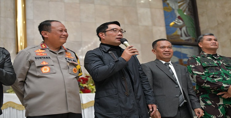 Gubernur Jawa Barat Ridwan Kamil menyatakan, misa malam Natal 2022 di Jabar berlangsung aman dan kondusif.  Hal ini disampaikan Gubernur Ridwan Kamil saat meninjau sejumlah gereja di Kota Bandung bersama Kapolda Jabar Irjen Pol Suntana dan Pangdam III Siliwangi Mayjen TNI Kunto Arief Wibowo. Titik lokasi peninjauan di  Gereja Kristen Protestan Indonesia (GKPI) JK Bandung, Gereja Kristen Indonesia (GKI) Maulana Yusuf, dan Gereja Katedral Santo Petrus, Kota Bandung, Sabtu (24/12/2022).