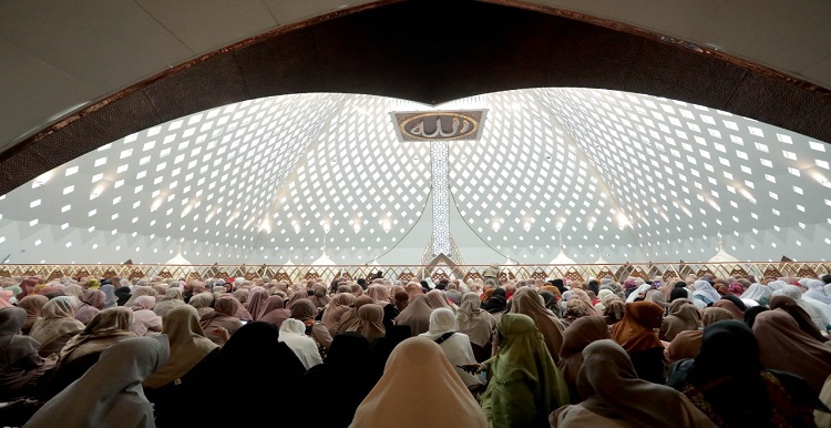 Setelah diresmikan dua pekan lalu, Masjid Raya Al Jabbar semakin aktif digunakan untuk majelis taklim. Sejumlah majelis taklim, lembaga atau pondok pesantren sudah terlihat menyelenggarakan pengajian dengan membawa jemaah cukup banyak. Seperti yang terlihat hari ini, Majelis Taklim Pakuan menggelar kajian dengan dihadiri lebih dari 10 ribu jemaah. Gubernur Jawa Barat Ridwan Kamil yang juga Ketua DKM Al Jabbar turut hadir dalam kajian.