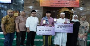 PT Pos Indonesia melalui program TJSL (Tangggung Jawab Sosial dan Lingkungan) memberikan bantuan untuk operasional ATM Beras di Masjid Miftahul Jannah Jagabaya II Kecamatan Way Halim, Jumat (27/1/2023). ATM Beras adalah mesin pembagi bantuan beras bagi keluarga yang membutuhkan dengan menggunakan teknologi kartu elektronik mirip seperti ATM. Sutowo, Pengurus Masjid Miftahul Jannah menjelaskan selama 8 bulan program ATM beras ini telah memberikan bantuan sebanyak 6,7 ton ton beras bagi 145 KK di lingkungan masjid, masing-masing KK mendapat bagian beras 3 liter (2,3 kg) dan dibagikan tiap hari Kamis.. Bantuan dana operasional Rp 75 juta diserahkan oleh Prasabri Pesti, Direktur Business Development dan Portofolio Management PT Pos Indonesia (Persero).