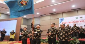 Ketua Umum Pengurus Persatuan Wartawan Indonesia (PWI) Pusat, Atal S Depari secara resmi melantik Basril Basyar sebagai Ketua PWI Sumatera Barat di Hotel Truntum Kota Padang pada Jumat (13/1). Usai acara pelantikan kepengurusan PWI Sumbar periode 2022 - 2027, Ketua PWI Pusat, Atal S Depari berharap agar Basril Basyar, yang akrab disapa BB, dapat membawa perubahan bagi PWI Sumbar ke depannya. "Kita melihat proses dan dinamika yang berjalan di Sumbar mulai dari Konferensi Provinsi hingga pelantikan saat ini. Memang ada jeda waktu enam bulan namun semua bisa kembali bersama pada hari ini," kata Atal S Depari.