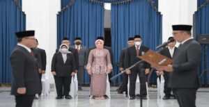 Gubernur Jawa Barat Ridwan Kamil mengukuhkan Samono sebagai Kepala Perwakilan Badan Pengawasan Keuangan dan Pembangunan Provinsi Jabar di Aula Barat Gedung Sate, Kota Bandung, Jumat (13/1/2023). Kang Emil, sapaan akrab Ridwan Kamil mengapresiasi peran BPKP yang selalu menyertai Pemda Provinsi Jabar dalam mengambil keputusan terkait pengeluaran anggaran untuk pembangunan. "BPKP selalu menyertai Pemprov Jabar dalam mengambil keputusan-keputusan yang membingungkan," ucapnya.