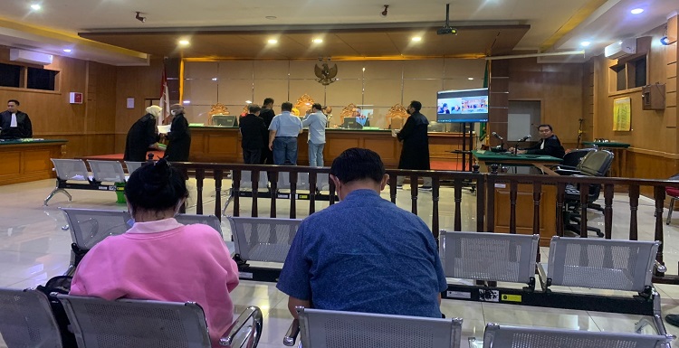 Kasus korupsi suap pengurusan perkara di Mahkamah Agung (MA) dengan terdakwa Theodorus Yosep Parera dan Eko Suparno memasuki proses persidangan di Pengadilan Negeri Tipikor Bandung, Rabu (25/01/2023). Jaksa Komisi Pemberantasan Korupsi (KPK) menghadirkan tiga orang saksi yaitu, Heryanto Tanaka dan Ivan Dwi Kusuma Sujanto selaku debitur di Koperasi Simpan Pinjam Intidana, serta Budiman Gandi Suparman selaku Ketua Umum Koperasi Simpan Pinjam Intidana. Dalam sidang tersebut, Majelis Hakim yang dipimpin Hera Kartiningsih dan Jaksa KPK banyak mencerar saksi Heryanto Tanaka dengan pertanyaan terkait aliran uang sebesar Rp 11,2 miliar kepada Dadan Tri Yudianto. Heryanto Tanaka dalam kesaksiannya mengaku mengenal Dadan Tri Yudianto sekitar akhir tahun 2021 lalu sebagai pebisnis di bidang kosmetik yakni skincare.