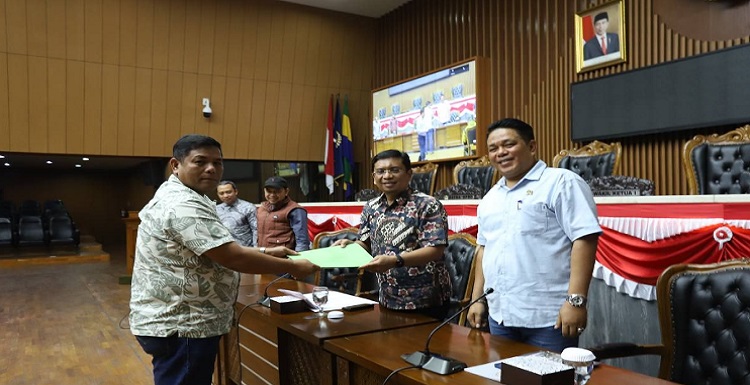 BANDUNG.LENTERAJABAR.COM,- DPRD Kota Bandung melaksanakan Rapat Dengar Pendapat terkait akses Masjid Al-Jabbar bersama Perwakilan warga Cimincrang dan Rancanumpang, di Gedung DPRD Kota Bandung, Rabu (25/1/2023). Dalam rapat tersebut, hadir Ketua DPRD Kota Bandung H. Tedy Rusmawan, AT., M.M., Wakil Ketua I DPRD Ketua I DPRD Kota Bandung Ir. Kurnia Solihat, Wakil Ketua II DPRD Kota Bandung H. Achmad Nugraha, D.H., S.H., Wakil Ketua Komisi A DPRD Kota Bandung Khairullah, S.Pd.I., Ketua Komisi C DPRD Kota Bandung Yudi Cahyadi, S.P., dan Wakil Ketua Komisi C DPRD Kota Bandung Ir. H. Agus Gunawan. Rapat tersebut dilakukan bersama Dinas BMPR Prov. Jabar, Disperkim Prov. Jabar, Bappelitbang, BKAD, SDA&Bina Marga, Dishub, Kecamatan Gedebage, Kelurahan Rancanumpang dan Kelurahan Cimincrang.