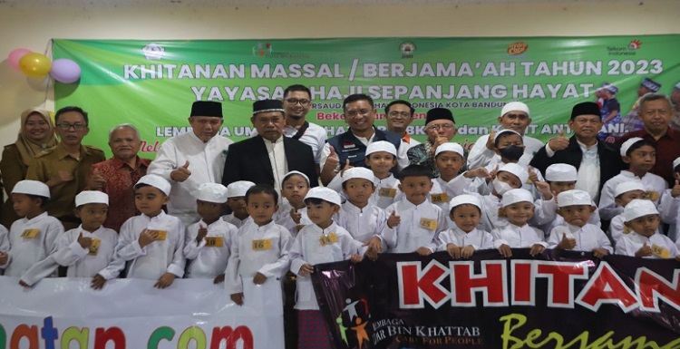 Ketua DPRD Kota Bandung, H. Tedy Rusmawan, A.T., M.M., menghadiri kegiatan khitanan berjamaah yang diselenggarakan oleh Yayasan Haji Sepanjang Hayat Kota Bandung bekerjasama dengan Lembaga Umar bin Khattab dan KKMT Kecamatan Antapani, di Gedung IPHI Kota Bandung, Selasa (31/1/2023). Dalam sambutannya, Tedy Rusmawan mengapresiasi terjalinnya kolaborasi dari seluruh pihak, sehingga dapat terlaksananya kegiatan khitanan berjamaah yang diikuti oleh 43 peserta anak dari berbagai wilayah se-Kota Bandung. "Tentunya atas nama DPRD Kota Bandung, saya mengapresiasi setinggi-tingginya kolaborasi yang sangat luar biasa yang dilakukan oleh IPHI Kota Bandung dan berbagai pihak lainnya. Mudah-mudahan virus kebaikan ini dapat disebarkan ke kecamatan-kecamatan lainnya di Kota Bandung," ujarnya. Menurut Tedy, dengan semakin masifnya kolaborasi yang dilakukan akan menjadi penyemangat bagi seluruh pihak untuk lebih peduli kepada sesamanya, serta memberikan keberkahan bagi Kota Bandung.