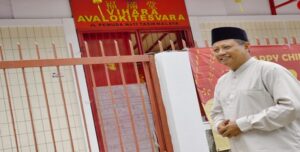 Wakil Gubernur Jawa Barat Uu Ruzhanul Ulum meninjau perayaan Imlek di Vihara Avalokitesvara, Kota Tasikmalaya, Senin (23/1/2023). Hasil pantauan tersebut, Pak Uu --sapaan akrab Uu Ruzhanul Ulum-- mengungkapkan, bahwa perayaan Imlek, khususnya di wilayah Tasikmalaya berlangsung aman dan kondusif. Pak Uu pun menyatakan bahagia karena kondusivitas Jabar selalu terjaga di setiap perayaan hari besar keagamaan.